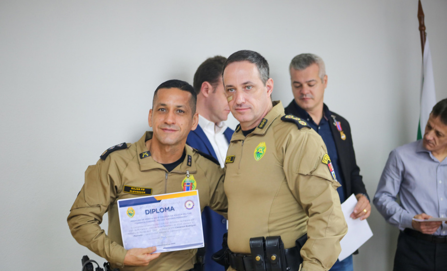 Secretário Hudson recebe medalha de honra ao mérito do Colégio da Polícia Militar de Pato Branco