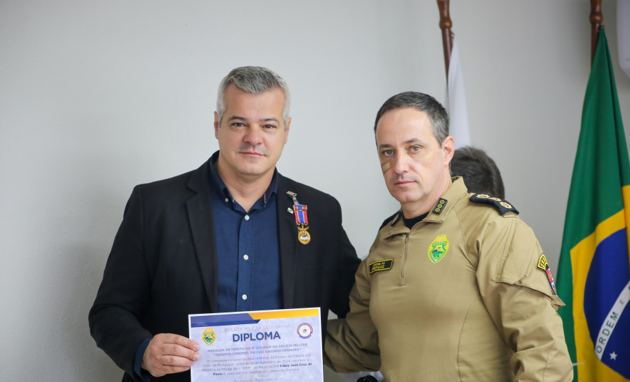 Secretário Hudson recebe medalha de honra ao mérito do Colégio da Polícia Militar de Pato Branco