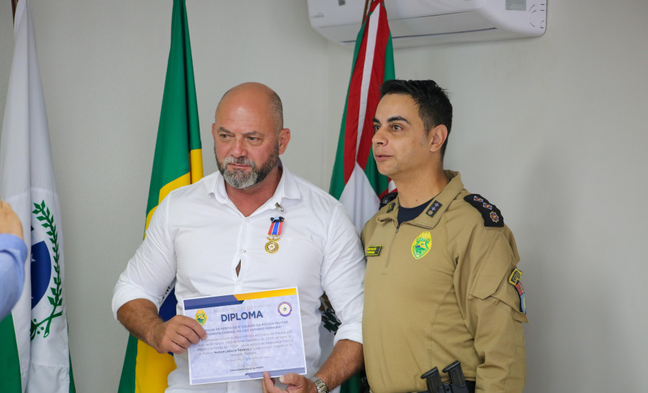 Secretário Hudson recebe medalha de honra ao mérito do Colégio da Polícia Militar de Pato Branco
