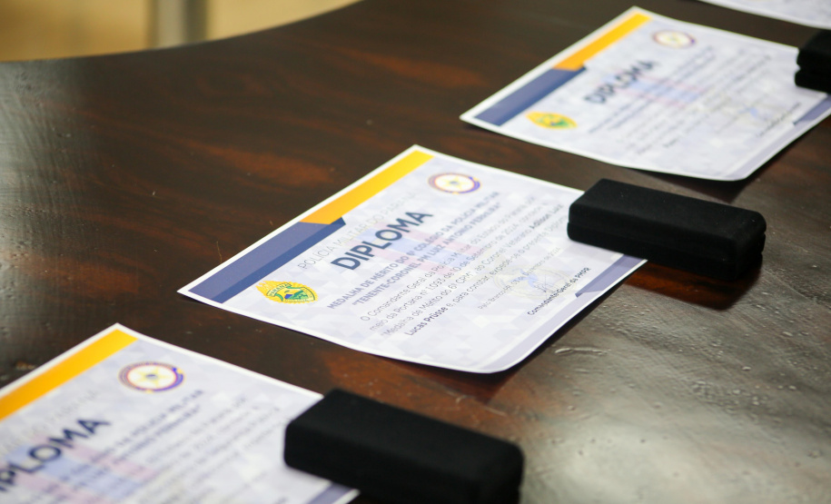 Secretário Hudson recebe medalha de honra ao mérito do Colégio da Polícia Militar de Pato Branco