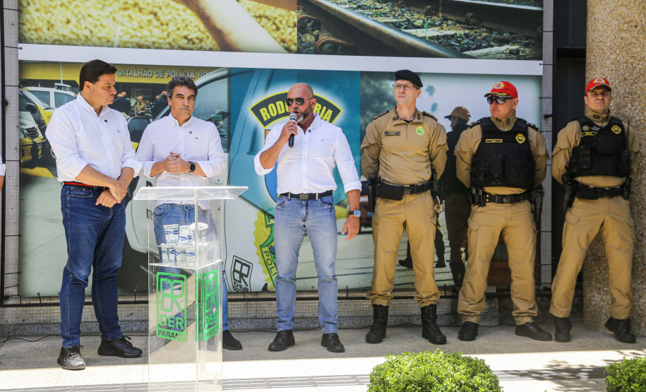 Reforço nas estradas: DER/PR entrega 36 viaturas e 5 cães ao Batalhão de Polícia Rodoviária