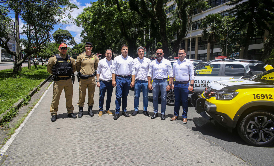 Reforço nas estradas: DER/PR entrega 36 viaturas e 5 cães ao Batalhão de Polícia Rodoviária