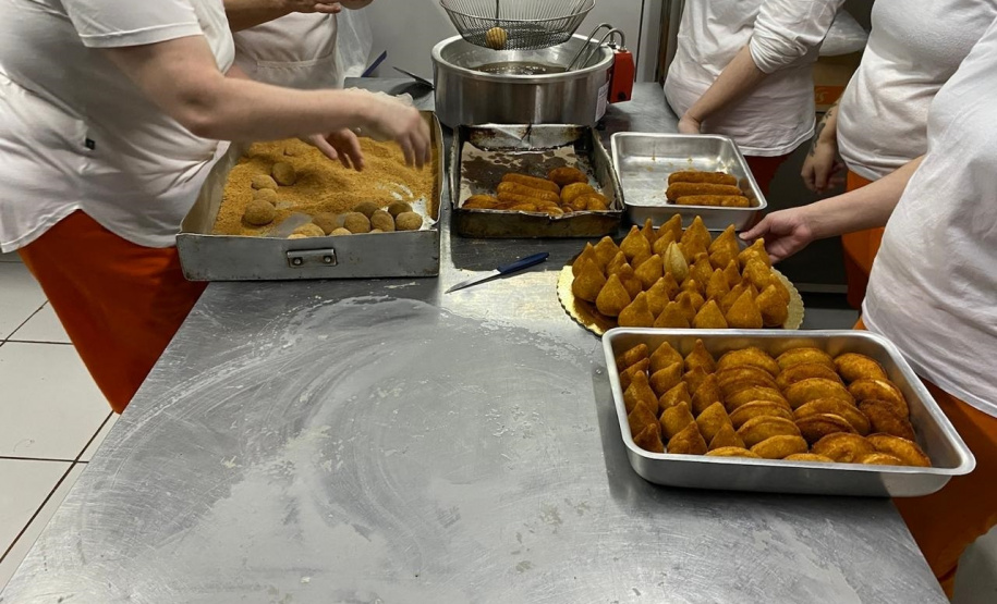 Curso profissionalizante em panificação forma 15 mulheres privadas de liberdade em Foz do Iguaçu