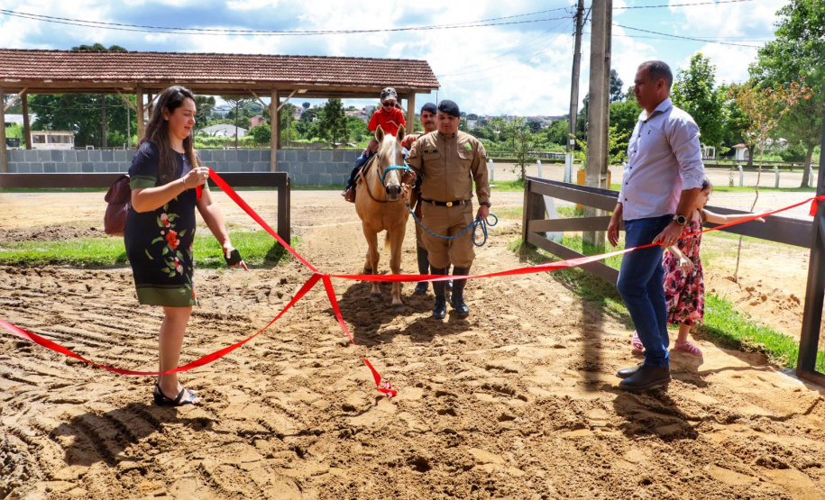 Regimento de Polícia Montada ganha picadeiro coberto para prática de equoterapia