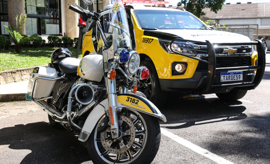 Reforço nas estradas: DER/PR entrega 36 viaturas e 5 cães ao Batalhão de Polícia Rodoviária