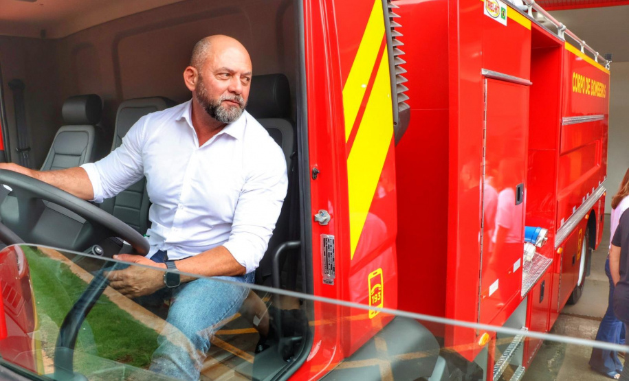 Posto de bombeiro militar de Santa Helena recebe novo caminhão auto bomba tanque