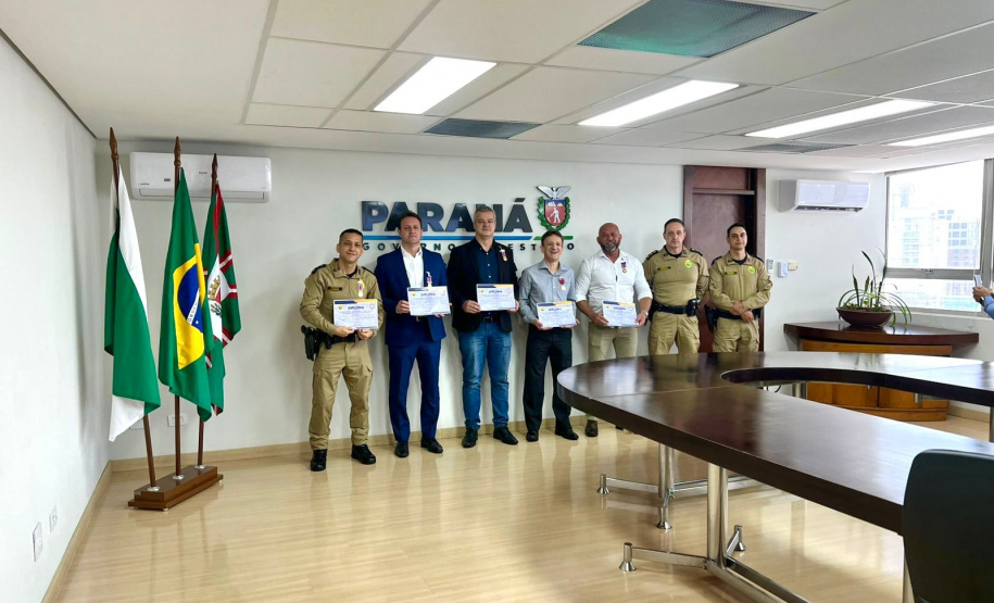 Secretário Hudson recebe medalha de honra ao mérito do Colégio da Polícia Militar de Pato Branco