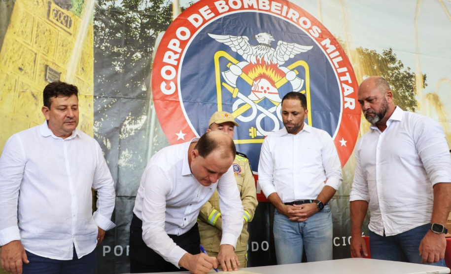 Posto de bombeiro militar de Santa Helena recebe novo caminhão auto bomba tanque
