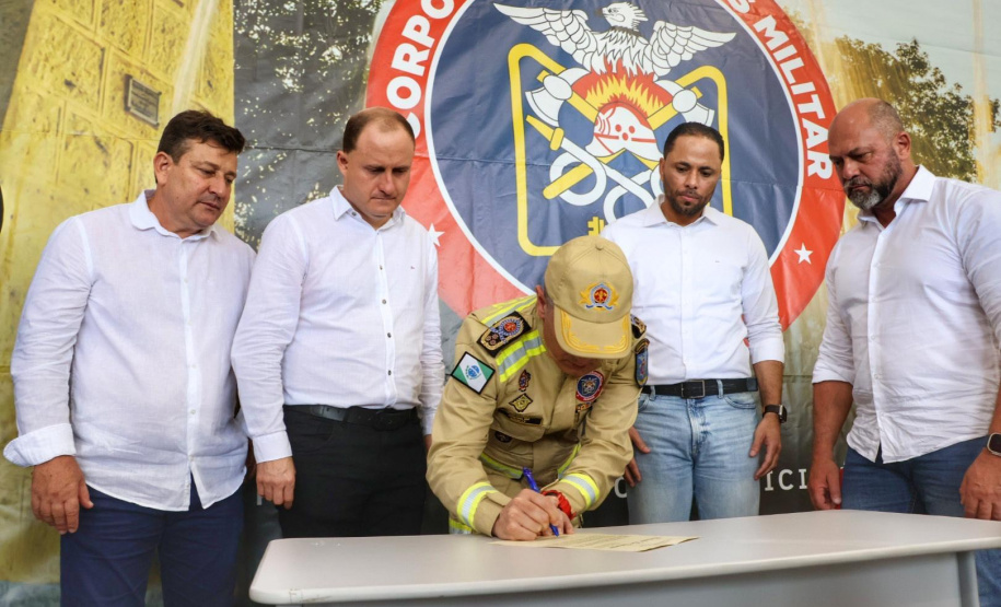 Posto de bombeiro militar de Santa Helena recebe novo caminhão auto bomba tanque