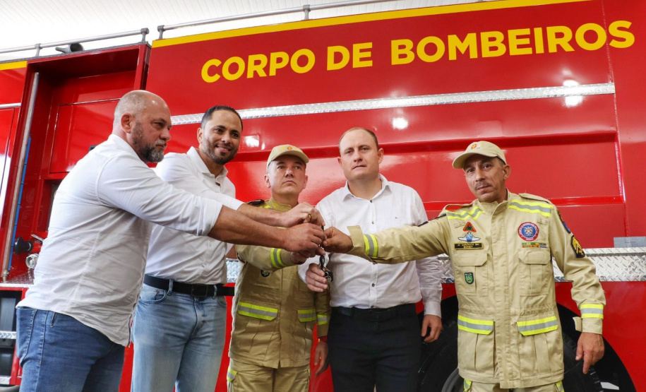 Posto de bombeiro militar de Santa Helena recebe novo caminhão auto bomba tanque