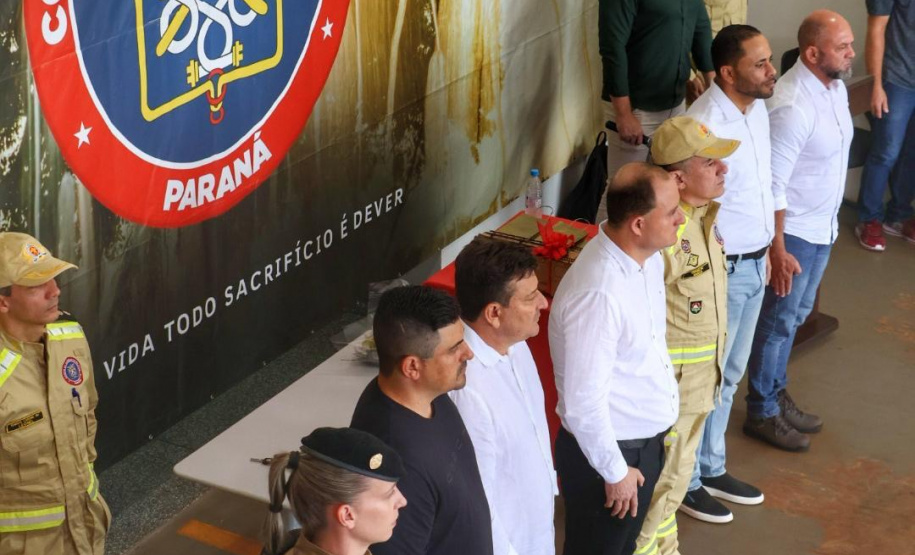 Posto de bombeiro militar de Santa Helena recebe novo caminhão auto bomba tanque