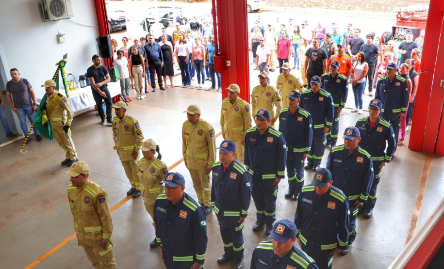 Posto de bombeiro militar de Santa Helena recebe novo caminhão auto bomba tanque