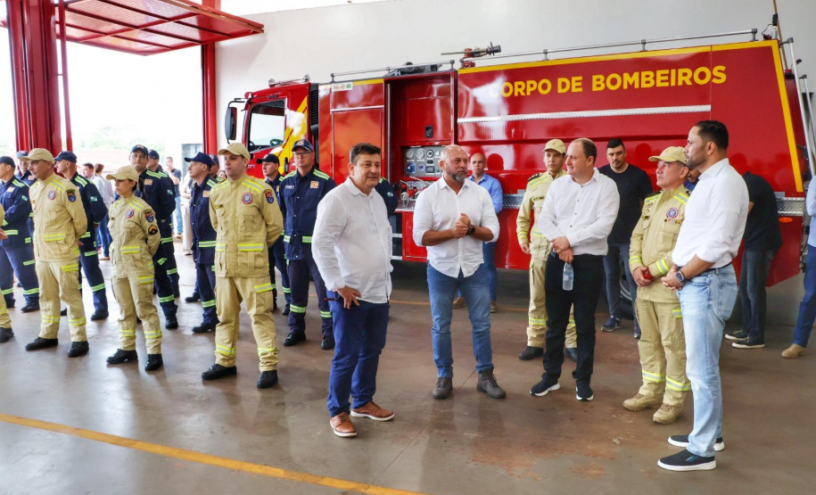 Posto de bombeiro militar de Santa Helena recebe novo caminhão auto bomba tanque
