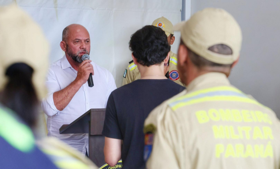Posto de bombeiro militar de Santa Helena recebe novo caminhão auto bomba tanque