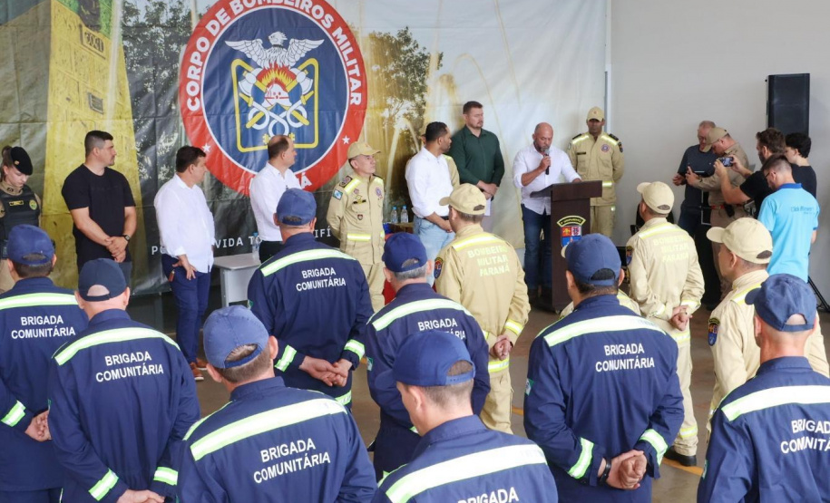 Posto de bombeiro militar de Santa Helena recebe novo caminhão auto bomba tanque