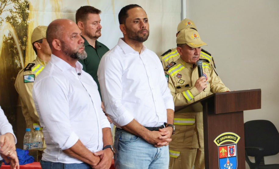 Posto de bombeiro militar de Santa Helena recebe novo caminhão auto bomba tanque