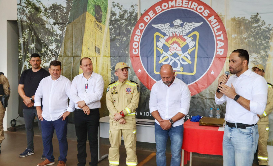 Posto de bombeiro militar de Santa Helena recebe novo caminhão auto bomba tanque