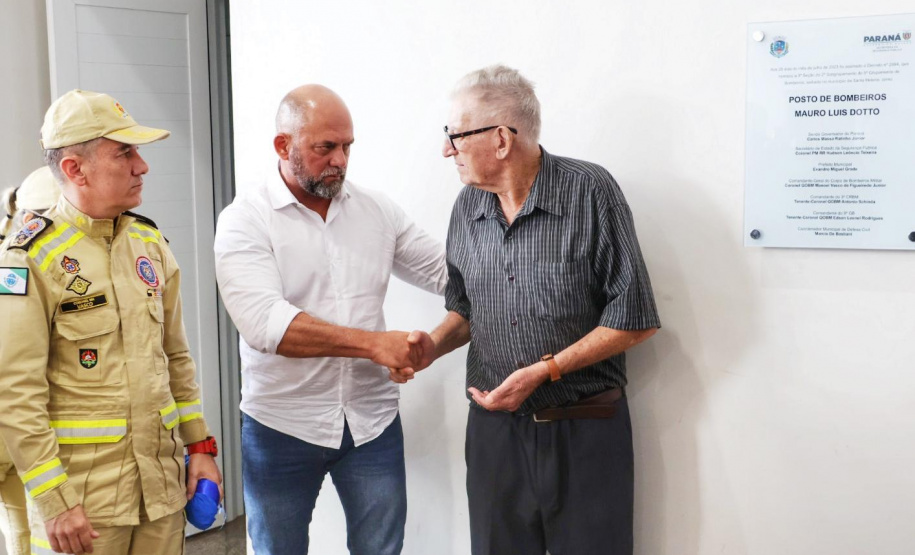 Posto de bombeiro militar de Santa Helena recebe novo caminhão auto bomba tanque