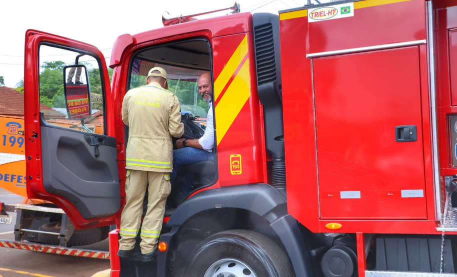 Posto de bombeiro militar de Santa Helena recebe novo caminhão auto bomba tanque