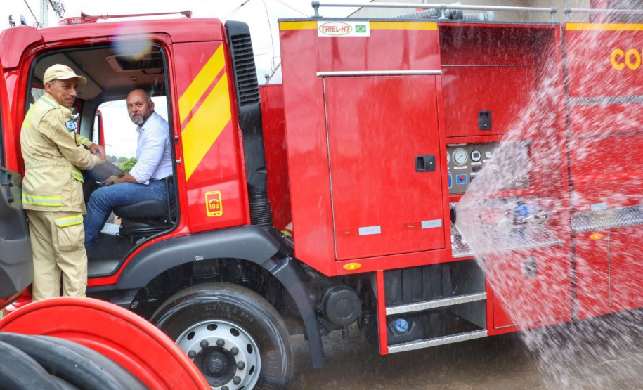 Posto de bombeiro militar de Santa Helena recebe novo caminhão auto bomba tanque