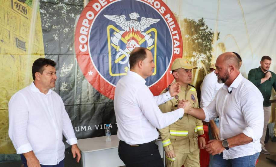 Posto de bombeiro militar de Santa Helena recebe novo caminhão auto bomba tanque
