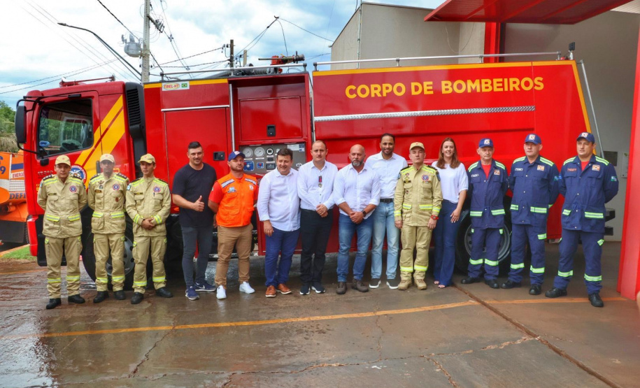 Posto de bombeiro militar de Santa Helena recebe novo caminhão auto bomba tanque