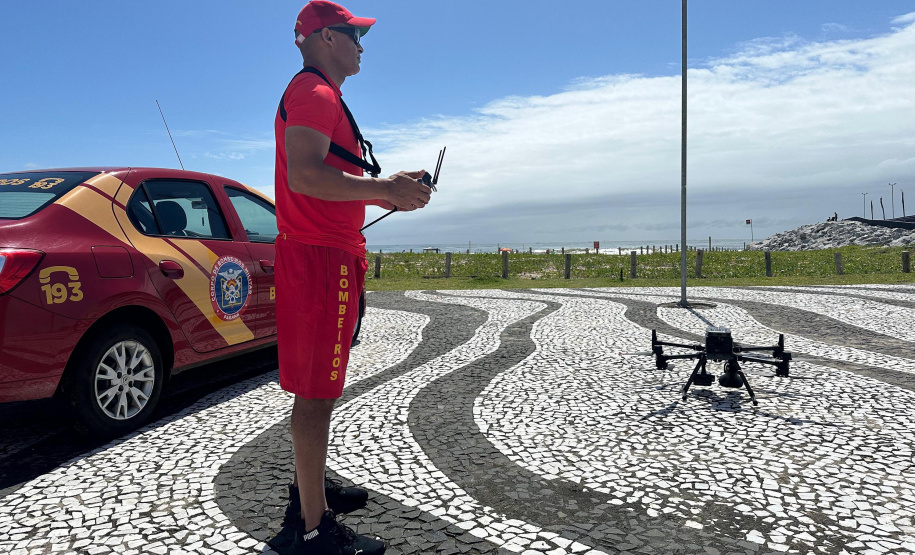 Bombeiros usam drones de alta tecnologia para reforçar proteção de banhistas no Litoral
