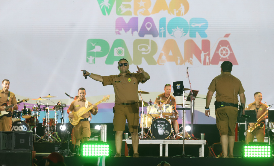 Banda da PMPR estreia no palco principal do Verão Maior e levanta o público em Matinhos