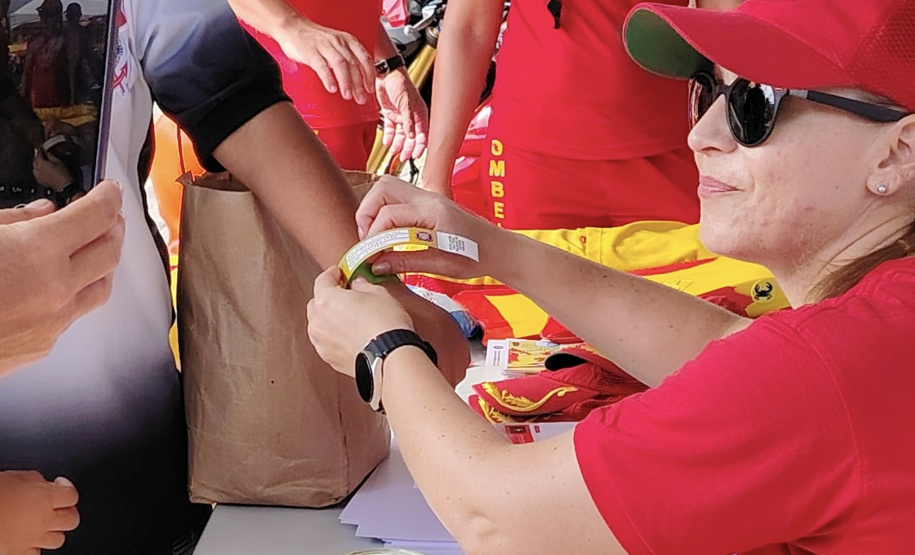 Forças de segurança distribuem pulseiras de identificação durante shows do Verão Maior Paraná