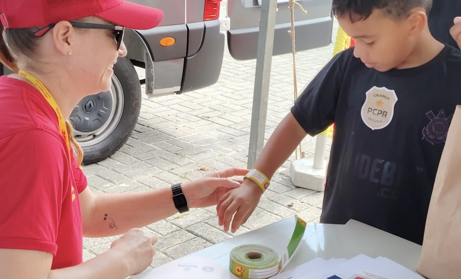 Forças de segurança distribuem pulseiras de identificação durante shows do Verão Maior Paraná