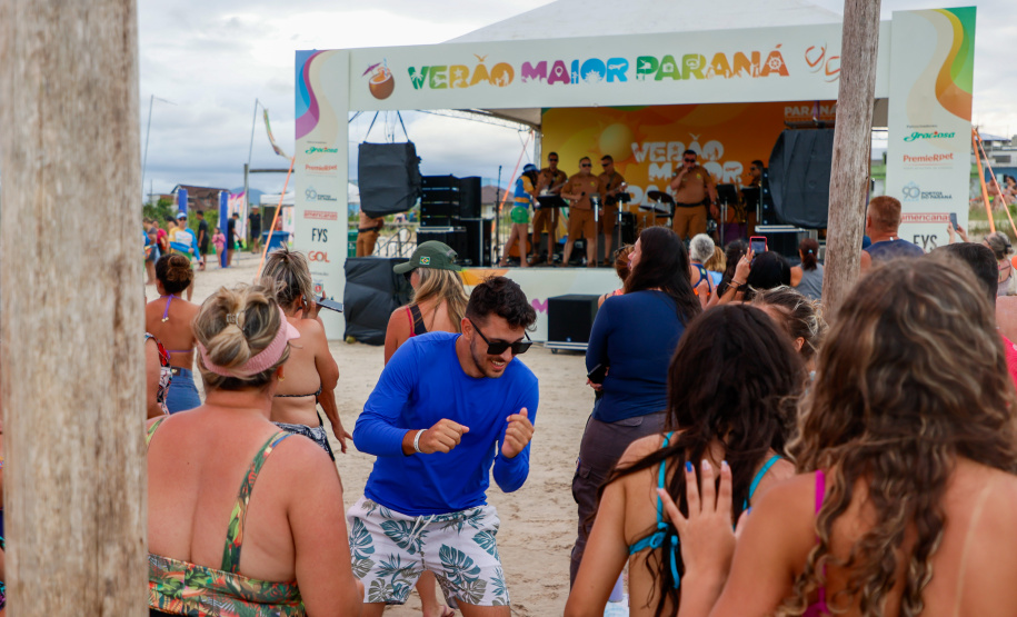 Sucesso no Verão Maior Paraná, Banda da PMPR levanta o público com hits e talento
