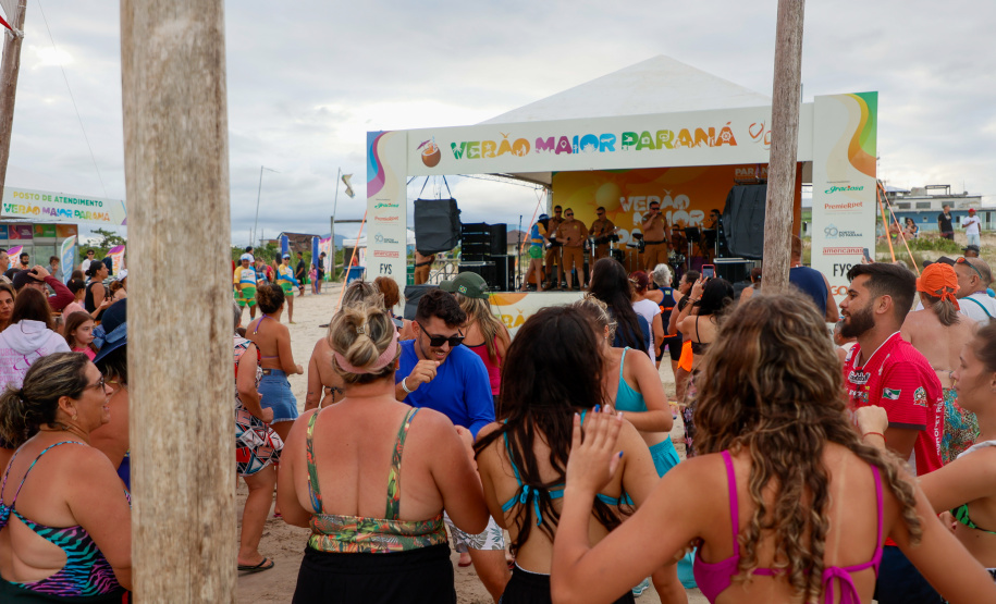 Sucesso no Verão Maior Paraná, Banda da PMPR levanta o público com hits e talento