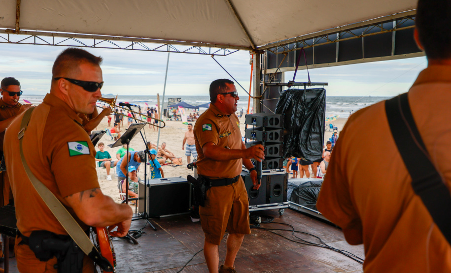 Sucesso no Verão Maior Paraná, Banda da PMPR levanta o público com hits e talento