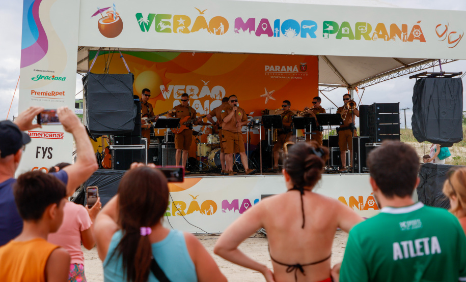 Sucesso no Verão Maior Paraná, Banda da PMPR levanta o público com hits e talento