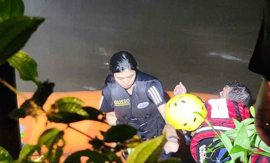 Bombeiros salvam dez pessoas ilhadas em rio de Antonina após cabeça d’água