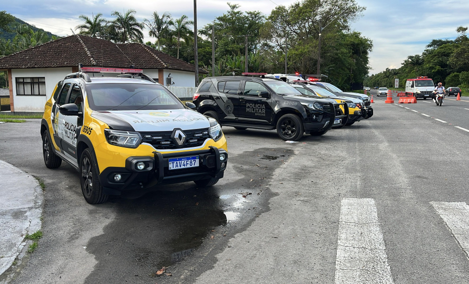 PMPR apreende cocaína, arma e munições durante ação no litoral do Paraná