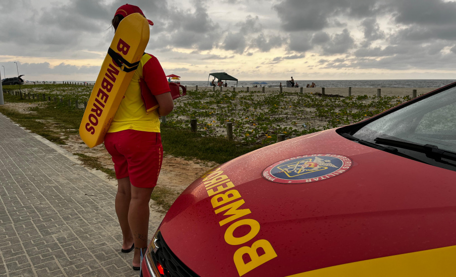 Corpo de Bombeiros Militar do Paraná orienta banhistas sobre queimaduras de águas-vivas e caravelas