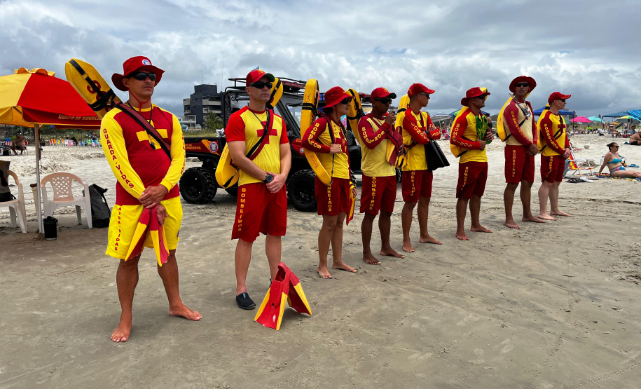Corpo de Bombeiros Militar do Paraná orienta banhistas sobre queimaduras de águas-vivas e caravelas