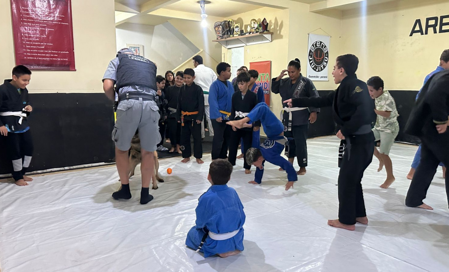 PPPR promove ação social junto ao projeto Construindo Campeões