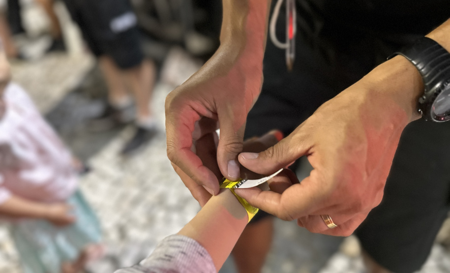 Forças de segurança distribuem pulseiras de identificação durante shows do Verão Maior Paraná