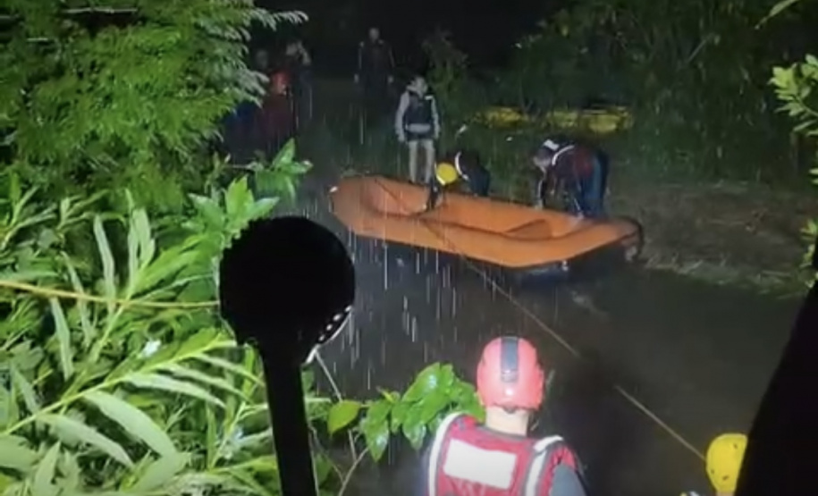 Bombeiros salvam dez pessoas ilhadas em rio de Antonina após cabeça d’água