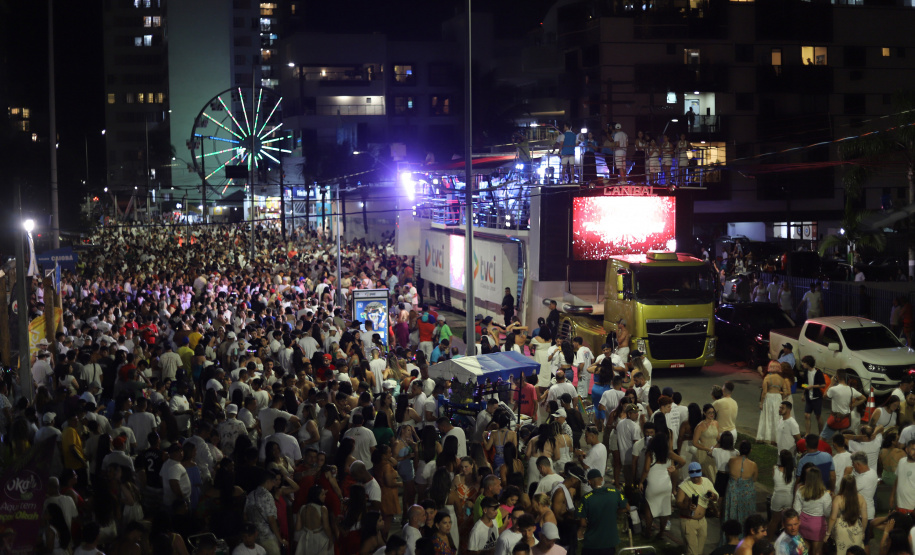 Virada do ano reúne 1,1 milhão de pessoas nas praias do Litoral do Paraná
