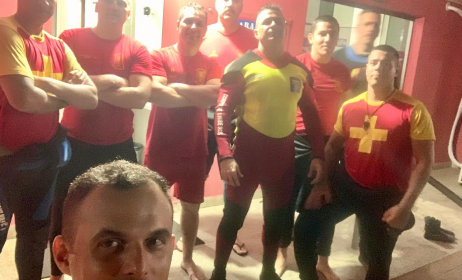 Bombeiros salvam dez pessoas ilhadas em rio de Antonina após cabeça d’água