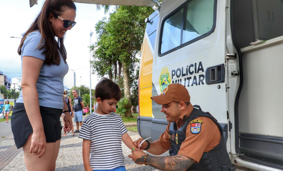 Forças de segurança distribuem pulseiras de identificação durante shows do Verão Maior Paraná