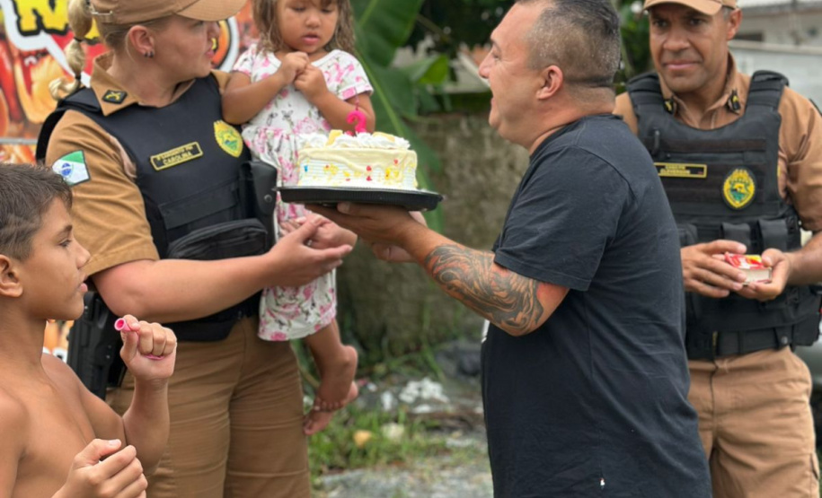 Policiais militares comemoram aniversário de criança carente em Pontal do Paraná