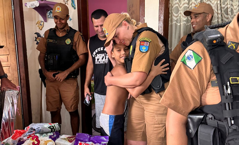 Policiais militares comemoram aniversário de criança carente em Pontal do Paraná