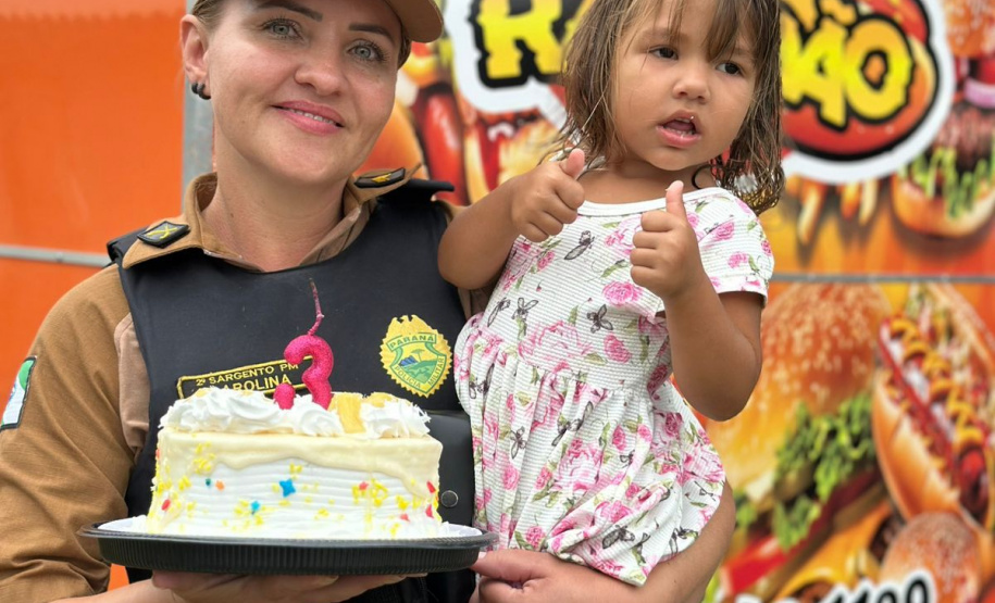 Policiais militares comemoram aniversário de criança carente em Pontal do Paraná