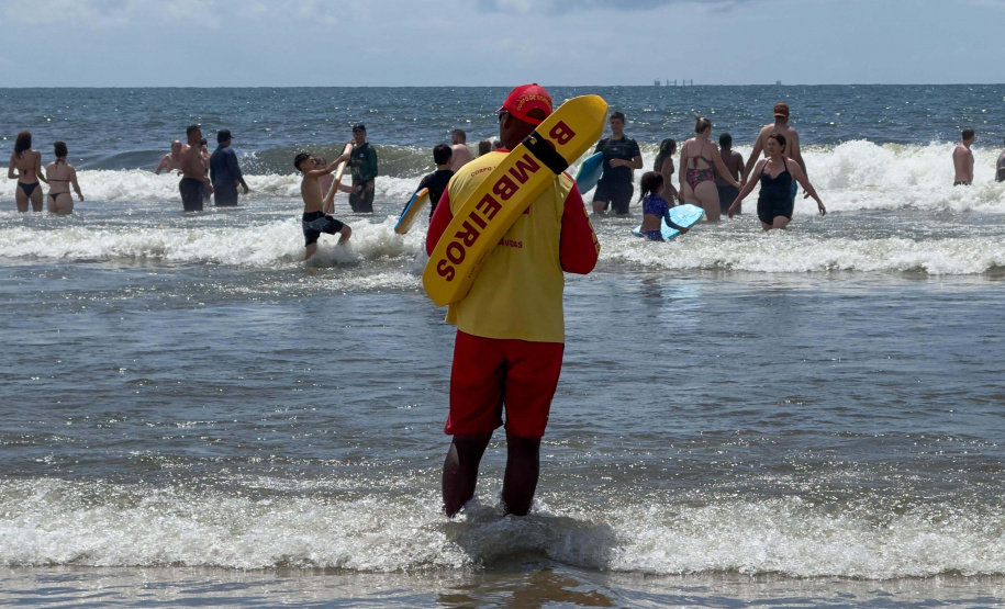 Verão Maior Paraná: bombeiros resgatam mais de 900 pessoas em 40 dias no Litoral