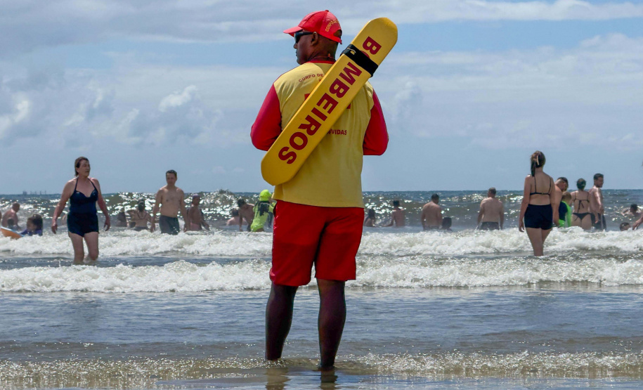 Verão Maior Paraná: bombeiros resgatam mais de 900 pessoas em 40 dias no Litoral