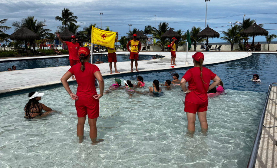 CBMPR realiza ação educativa para crianças no Litoral